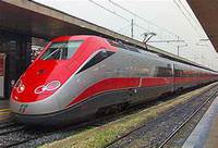 Trasferimenti da e per Stazioni Ferroviarie. Un autista vi attenderà davanti al binario del treno con un cartello riportante il vostro nome.